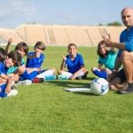 Атлет выполняет упражнения на развитие реакции и концентрации