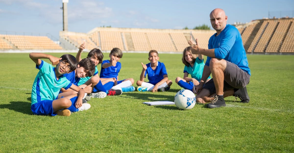 Атлет выполняет упражнения на развитие реакции и концентрации